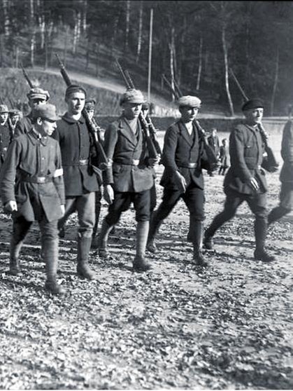 Bewaffnete bayrische Kampfverbände der Truppe "Hitler" an der Thüringschen Grenze im November 1923 | Bild: Bundesarchiv, Bild 102-00201 / CC-BY-SA