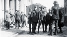 Gefechtsordonanzen der S.A. vor dem damaligen Hauptquartier in Neustadt | Bild: Bundesarchiv, Bild 102-13373 / CC-BY-SA