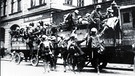 nkunft von SA-Truppen aus dem Umland vor dem Bürgerbräukeller in München während des sogenannten "Hitler-Putschs" | Bild: picture-alliance/dpa