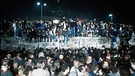 Die ganze Nacht feiern Menschen am Brandenburger Tor die Öffnung der Mauer | Bild: dapd