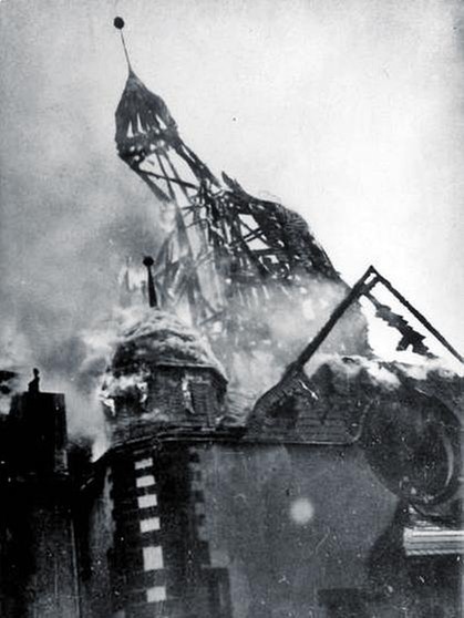 Die Synagoge von Siegen brennt in der Kristallnacht | Bild: Bundesarchiv