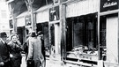 Zerstörtes jüdisches Geschäft - Hermanns & Froitzheim mit zerbrochenen Glasscheiben | Bild: Bundesarchiv, Bild 146-1970-083-42 / CC-BY-SA