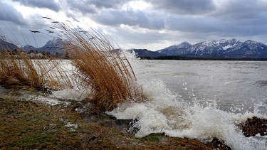 Bayern, Füssen: Das vom Sturm aufgepeitschte Wasser des Hopfensees trifft auf die Uferpromenade | Bild: dpa-Bildfunk/Karl-Josef Hildenbrand