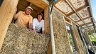 Rita und Andreas Götz aus Thannhausen bauen bei Neumarkt in eigener Arbeit ein Haus aus lehmverputzten Strohballen | Bild: BR