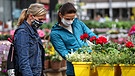 Symbolbild: 2 Frauen begutachten Blumen in einem Gartencenter | Bild: picture alliance / sampics / Stefan Matzke