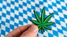 Noch immer warten die Cannabisclubs in Bayern auf die erste Anbau-Genehmigung. Der CSC Minga erwägt eine Klage. | Bild: picture alliance / CHROMORANGE | Michael Bihlmayer