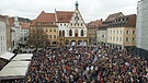 Für die Demokratie und gegen Rechtsextremismus gehen seit Wochen Menschen in ganz Bayern auf die Straße. Auch in Amberg fand jetzt eine Demo statt. | Bild: BR / Cornelia Benne