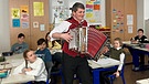 Josef Piendl aus Roding ist einer der besten Gstanzlsänger in Bayern. Damit diese Zunft nicht ausstirbt, geht er in Schulen und gibt Kurse im Reimen und Singen. | Bild: BR/Traudi Siferlinger