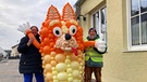 Für den Mantelflicker-Umzug in Kösching planen die Luftballonkünstler Heidi und Jürgen Duffner ganz besondere Comic-Kostüme aus hunderten Luftballons. | Bild: BR / Elisabeth Leinisch