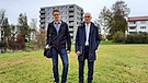 Architekt Markus Abler und Geschäftsführer Herbert Singer vor dem Holzhochhaus in Kempten. | Bild: BR / Dunja Bogen