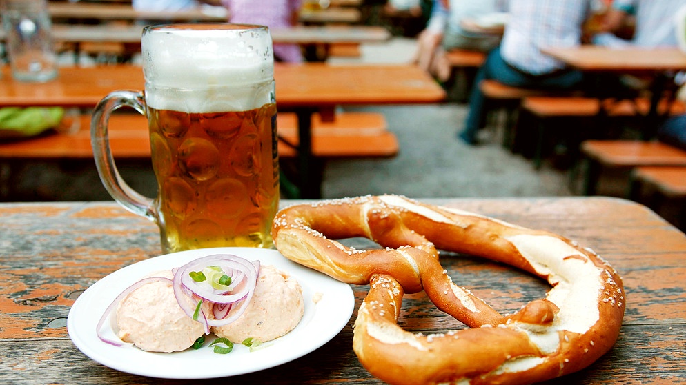 Brotzeit im Biergarten: Geht ein Kulturgut verloren? | Schwaben ...