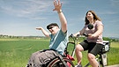 Ein Transportrad, auf dem ein Rollstuhl befestigt werden kann, ein Handbike und weitere Modelle für Menschen mit Einschränkungen - die gibt’s beim E-Bike-Verleih in Bogen zum Ausleihen und Testen.  | Bild: BR
