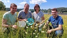 Familie Stibich mit Eimern beim Sammeln von Planzensamen | Bild: BR / Susanne Ilse