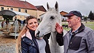 Georg Rott (hier mit seiner Nichte Veronika Bauer) betreibt im niederbayerischen Untergriesbach eine Pferdepension. | Bild: BR / Christoph Schuster