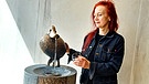 Bildhauerin Edel Marie Göpfert aus Vilshofen macht kunstvolle Trinkwasserbrunnen aus Granit und Bronze für öffentliche Gebäude und Plätze. | Bild: BR / Iris Tsakiridis