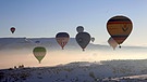 Symbolbild: Heißluftballons in der Luft | Bild: picture alliance / AA | Behcet Alkan