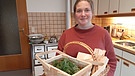 Cornelia Müller mit ihren Kochzutaten aus dem Wald. | Bild: BR/south & browse GmbH/Saskia Weinert