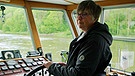 Kapitänin Renate Schweiger am Steuer der Donauprinzessin | Bild: BR