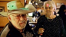 Sie lieben Karaoke: die 77jährige Hilde und der 83jährige Herbert Wittmann aus Passau. Jede Woche singen sie im Irish Pub und genießen inzwischen Kult-Status. | Bild: BR / Sandra Wiest