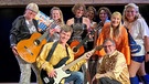 Wie aus einer Idee für eine Nachbarschaftshilfe ein Chor wurde: Singen und Spenden stärken die Gemeinschaft im Ort Weßling. Jetzt war wieder ein ABBA-Konzert. | Bild: BR / Traudi Siferlinger 