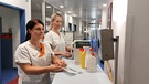 Nicole Schwabe (links) und Marlen Wilhelm (rechts). Pilotprojekt in der Münchener Schön Klinik Harlaching: 4-Tage-Woche in der Pflege. Mehr Freizeit, bessere Work-Life-Balance. Wie kommen Pflegekräfte damit klar?  | Bild: BR / Susanne Ilse