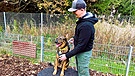 Unvermittelbare Hunde sollen in einem Projekt vom Tierschutzverein Rosenheim neues Vertrauen in den Menschen erlernen. Wir begleiten Schäferhundmix Toffee und seinen Paten Gregor Schwierz. | Bild: Regina Ditz 