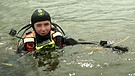 Am Perlsee bei Waldmünchen sucht die Wasserwacht nach Objekten unter Wasser. | Bild: BR