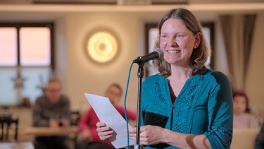 Susanne Schillinger ist begeisterte Poetry Slammerin. Beim Mundart-Wettbewerb im Schwäbischen Literaturschloss Edelstetten hofft sie ins Finale zu kommen. | Bild: BR / Florian Danner