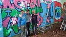 Tim, Janosch und Felix vor dem Streetart-Projekt | Bild: BR / Iris Tsakiridis