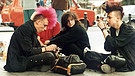 Eine Gruppe Punks sitzt auf der Strasse (1988) | Bild: picture-alliance/dpa