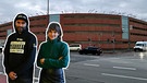 Rapper Waseem und Glaskünstlerin Verena Seibt erfahren über einen Rap-Workshop viel über den Alltag und die Gefühle von Inhaftierten in Stadelheim. | Bild: BR / Maximilian Sippenauer, Montage: BR