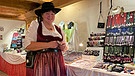 Rita Fink an ihrem Schmuckstand auf dem Klostermarkt | Bild: BR