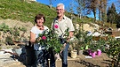 Rosenfans Therese und Josef Kern beim Einpflanzen der Rosen für die Landesgartenschau 2023 in Freyung. | Bild: BR / Birgit Fürst