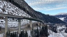 Wegen Sanierungsarbeiten ist die Luegbrücke am Brenner jahrelang nur noch einspurig befahrbar. Für den Transit-Verkehr ein großes Problem.   | Bild: BR / Peter Solfrank