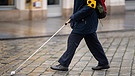 Symbolbild: Sehbehinderte Person mit Blindenstock auf einer Straße | Bild: picture alliance/dpa | Monika Skolimowska