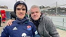 Rollstuhlfahrer Simon Graach und sein Vater Dirk sind leidenschaftliche Fußballfans. Gemeinsam gehen sie auf die Jagd nach Fotos, Trikots und Autogrammen. | Bild: BR / Anette Orth