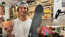 Skateboard-Upcycler Moritz Bacher mit einer selbstgedrechselten Schale | Bild: BR / Sandra Wiest