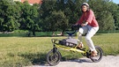 Hebamme Claudia Lowitz fährt alle Strecken in München mit dem Fahrrad. | Bild: BR / Peter Solfrank