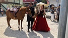 Friederike und Florian Herb heiraten in der Westernstadt "Pullman City". Alles sieht stilecht wie im Western aus - vom Brautkleid bis zur Holzkirche aus Arizona. | Bild: BR / Elisabeth Leinisch