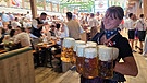 O’zapft is! Anna Giese bedient zum ersten Mal auf der Wiesn. Wird das Oktoberfest ihr Traumjob oder ein harter Knochenjob? | Bild: BR / Robert Grantner