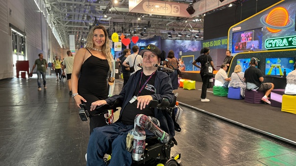 Gina Rühl und Dennis Winkens auf der Gamescom | Bild: BR/MDR/ Sophia Erbe