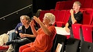 Probenarbeit im Jungen Theater Augsburg. Von links: Regieassistentin Cassandra Darabos, gebärdensprachlich ausgebildete Dramaturgin Susanne Tod, Regisseurin Susanne Reng und Moderator Jason Giuranna | Bild: BR/Steffi Wolf