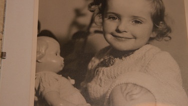 Kinderbild von Anna Mackert mit ihrer Puppe  | Bild: BR