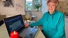 Die Seniorin Uschi Blaas spielt gerne online Schafkopf | Bild: BR/Astrid Uhr