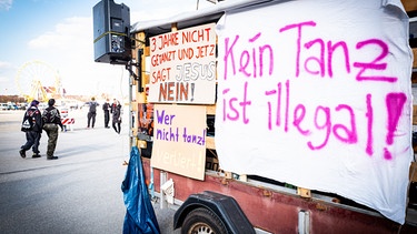 Protest-Party gegen das Tanzverbot an den sogenannten Stillen Tagen auf der Theresienwiese | Bild: picture alliance / SZ Photo | Alessandra Schellnegger
