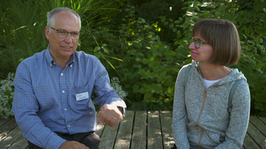 Michael Stäbler, Psychologe und Psychotherapeut, Hegau-Jugendwerk Gailingen mit Patientin Anja Baumer | Bild: BR