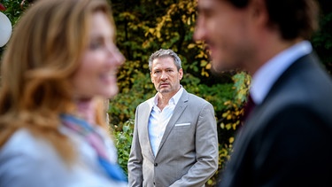 Christoph hört fassungslos mit, dass sich Alexandra in Tom verliebt hat. | Bild: ARD/WDR / Christof Arnold