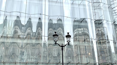 Alt wird Neu: Neues Leben für historische Bauten. Hier: gläserne Gebäudehülle des Samaritaine in Paris. | Bild: BR / Sabine Reeh