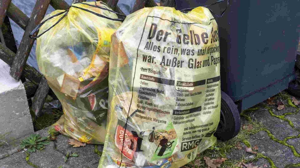 Zwei gelbe Säcke, in denen Plastik gesammelt wird | Bild: picture alliance / imageBROKER | Norbert Neetz