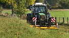 Traktor beim Mulchen mit Schneidwerk | Bild: picture alliance / blickwinkel/M. Henning 
